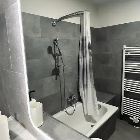 2 Schlafzimmer-balkon-kueche-parkplatz-designerbad Apartament